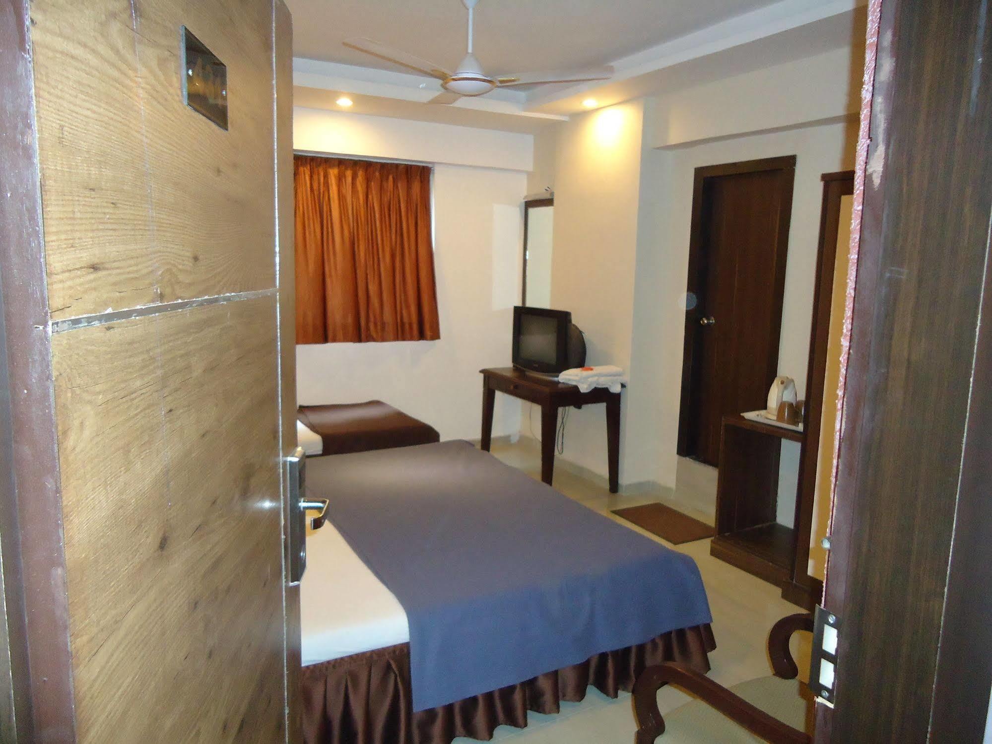 Hotel Maan Residency Satellite Road Ahmedabad Exterior photo
