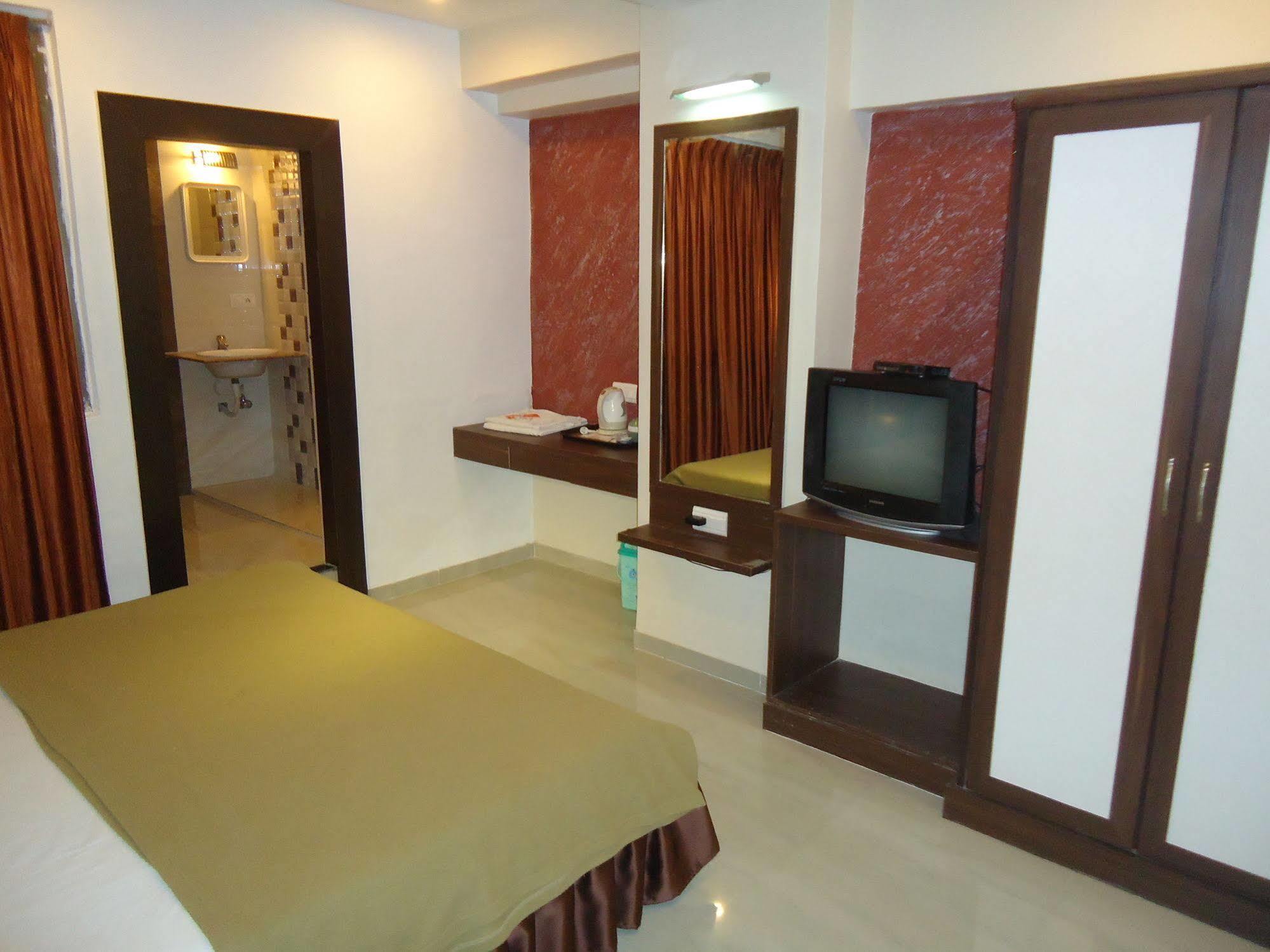 Hotel Maan Residency Satellite Road Ahmedabad Exterior photo